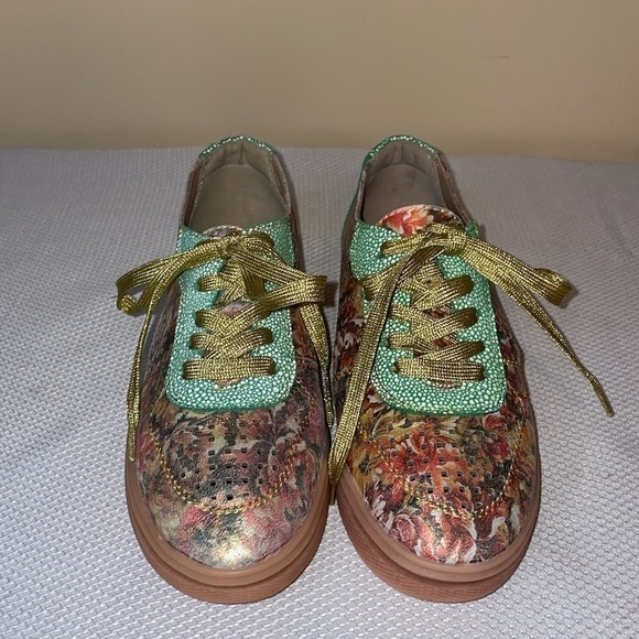 lartiste womens 37 6.5 7 sneakers shoes floral green gold white Spring step nwot - Picture 2 of 10